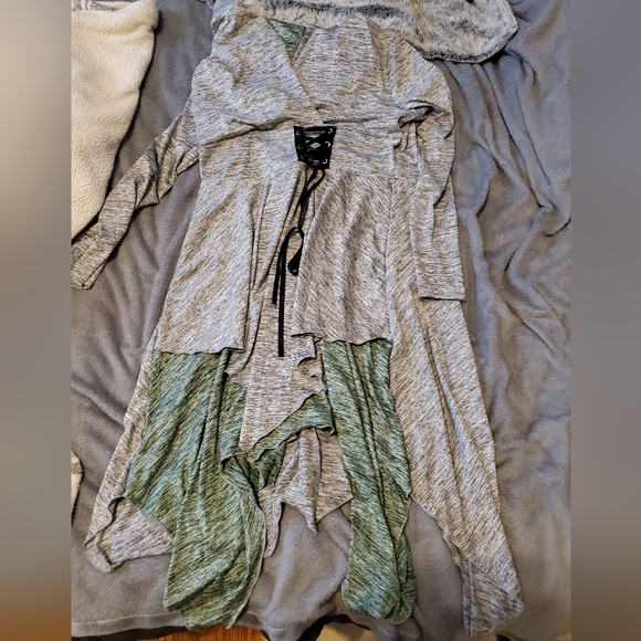 Women's Plus Size Hooded uneven hem dress/plus size blouse - Picture 3 of 5